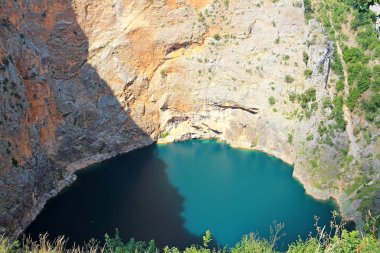 Hırvatistan'ın İmotski köyünde karst gölü