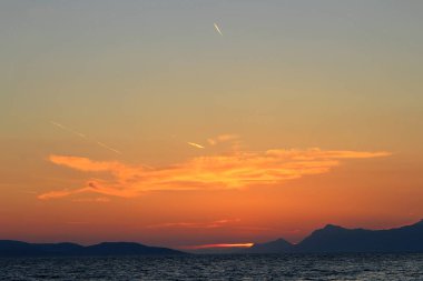 Adriyatik Denizi'nin pitoresk kıyısında gün batımı