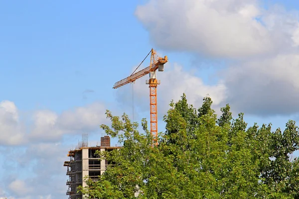 La gru su costruzione del nuovo edificio — Foto Stock