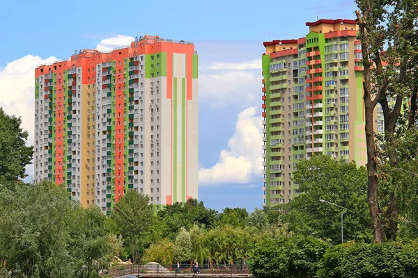 Vista delle case dal parco della città — Foto Stock