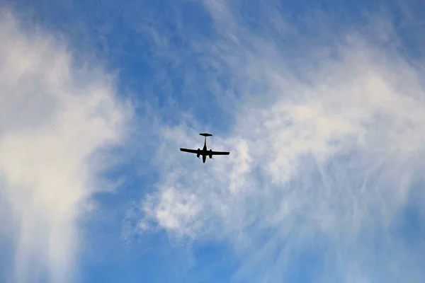 Bulutlu bir gökyüzüne ışık uçağı iniş — Stok fotoğraf