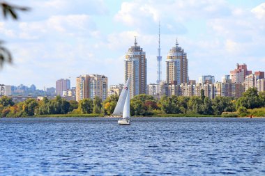 Kiev yakınlarındaki Dinyeper üzerinde yat
