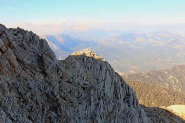 Yakındaki Tahtali Dağı 'nın Türkçe görüntüsü