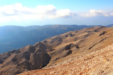 Yakındaki Tahtali Dağı 'nın Türkçe görüntüsü