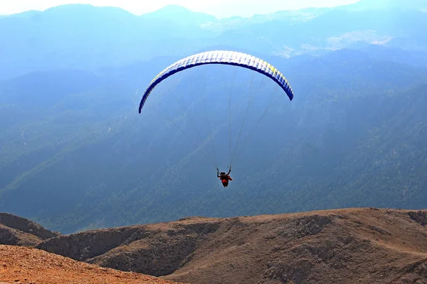 Gruppo di parapendio decolla dall'alta montagna Tahtali — Foto Stock