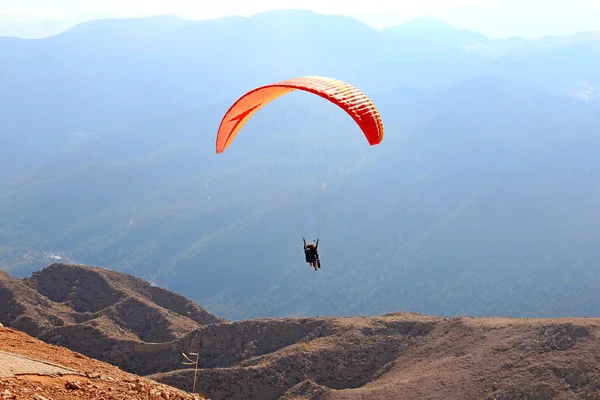 Groep paragliders stijgen op vanaf de hoge berg Tahtali — Stockfoto