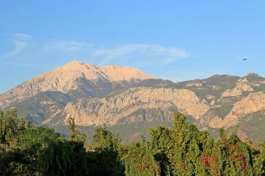 Sabah güneşinin altında Tahtali Dağı