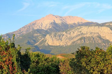 Sabah güneşinin altında Tahtali Dağı