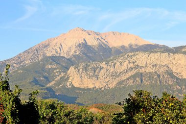 Sabah güneşinin altında Tahtali Dağı