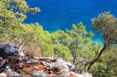 Akdeniz 'in gök mavisi gölünün manzarası