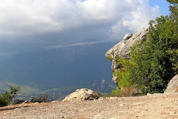 Vue d'une haute falaise à la chaîne de montagnes — Photo