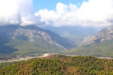 Yüksek bir uçurumdan dağ sırasına kadar manzara