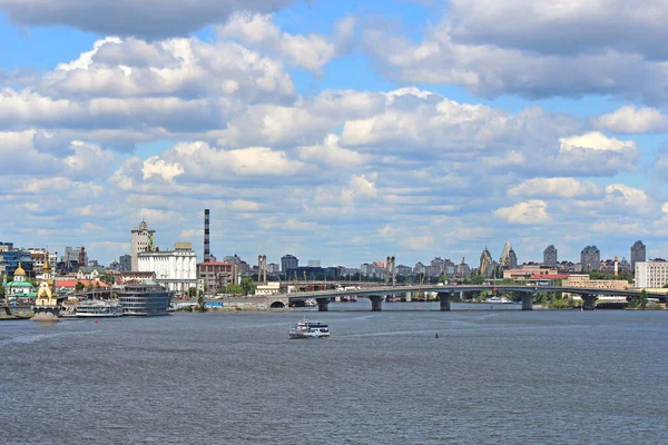 Kiev Panoraması Dinyeper Üzerindeki Köprünün Görüntüsü — Stok fotoğraf