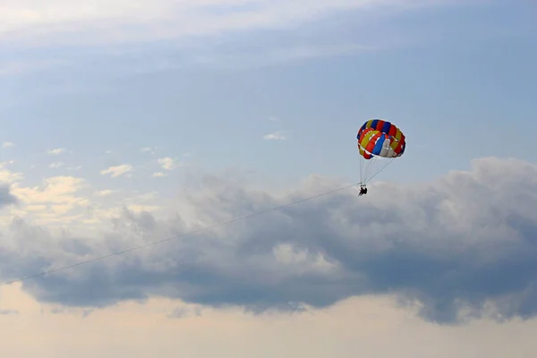 Akdeniz Üzerinde Riskli Paraşüt Uçuşu — Stok fotoğraf