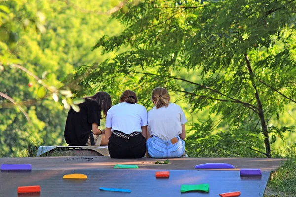 Freundinnen Spazieren Park Und Spielen Mit Dem Smartphone — Stockfoto