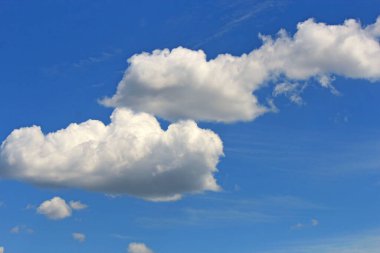 Yazın gökyüzünde sıra dışı bulut şekilleri