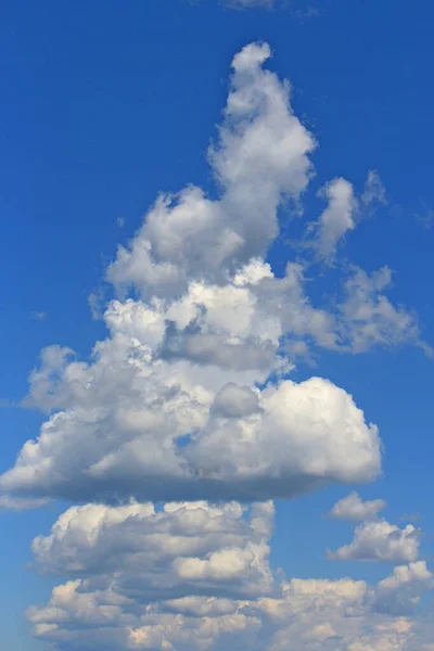 Awan Bentuk Yang Tidak Biasa Langit Musim Panas — Stok Foto