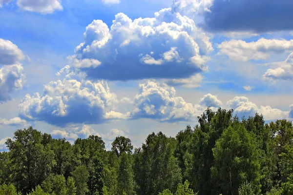 Ungewöhnliche Wolkenformen Sommerhimmel — Stockfoto