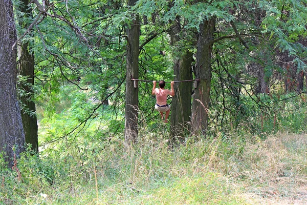 Atleta Edad Avanzada Detiene Una Barra Horizontal Parque Ciudad —  Fotos de Stock