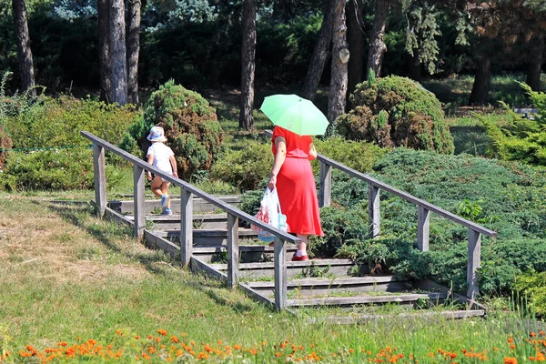 Großmutter Mit Enkel Beim Spaziergang Botanischen Garten — Stockfoto