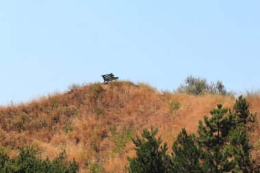 Tepesinde bank olan gözlem güvertesi