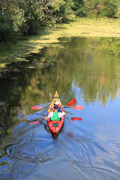 Uma Viagem Canoa Com Uma Criança Rio Outono — Fotografia de Stock