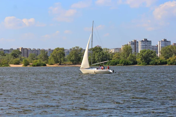 Dinyeper 'da bir yatta yürüyorum.