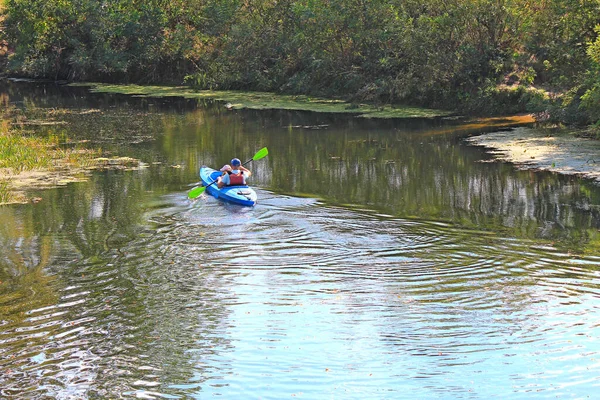 Viaje Canoa Con Niño Río Otoño — Foto de Stock