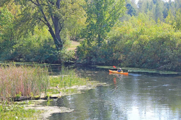 Eine Kanutour Auf Dem Herbstlichen Fluss — Stockfoto