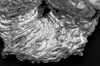 İlginç erimiş teneke külçeler.