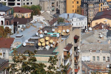 Kiev 'in çatılarına boyalı uydu antenleri