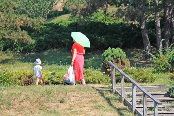 Abuela Con Nieto Paseo Por Jardín Botánico —  Fotos de Stock