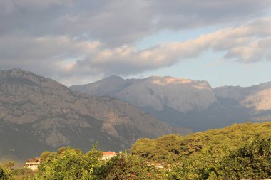 Kemer yakınlarındaki Türk dağlarında fırtınalı günbatımı