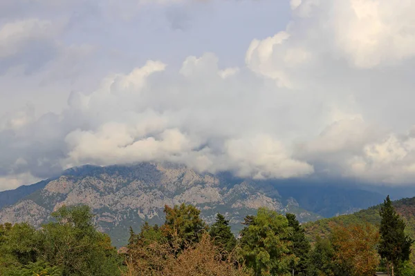 Kemer yakınlarındaki Türk dağlarında fırtınalı günbatımı