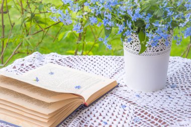 Yaz çiçek. Unutma bir vazoda.