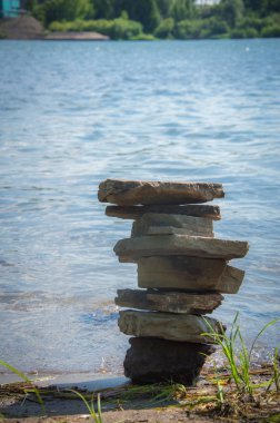 Taşlar suya yakın. Meditasyon. Gevşeme