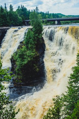 Yaz aylarında hiking. Güzel şelale, Banff, Canada
