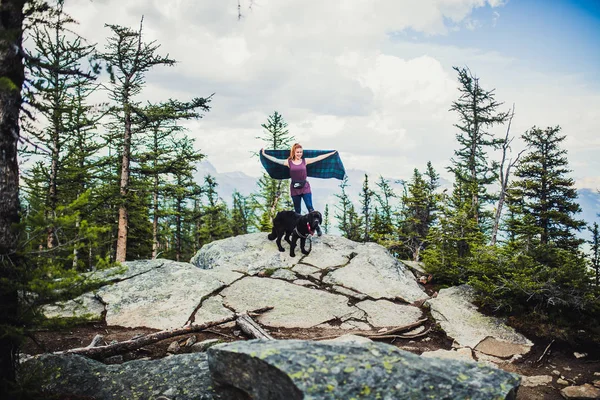若い女性のロッキー山脈 レイク ルイーズ バンフ カナダのニューファンドランドの子犬とハイキング — ストック写真