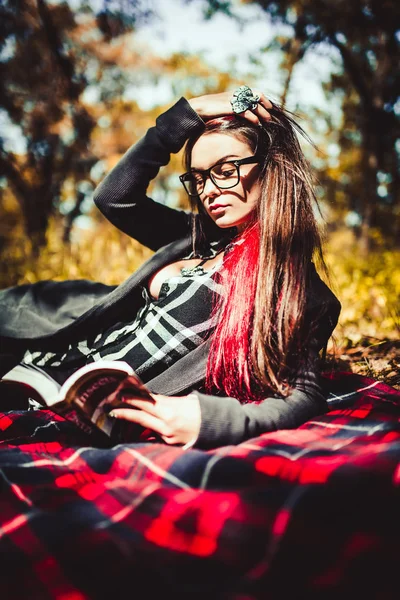Portret Kobiety Młode Rude Włosy Jesienny Park — Zdjęcie stockowe