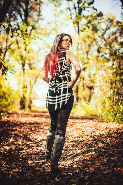 Portret Kobiety Młode Rude Włosy Jesienny Park — Zdjęcie stockowe