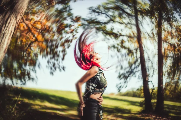 Sonbahar Park Genç Kızıl Saçlı Kadın Portresi — Stok fotoğraf