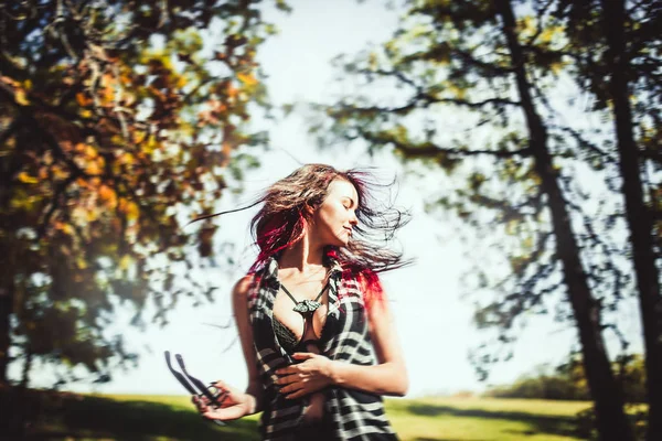 Retrato Jovem Mulher Cabelo Vermelho Parque Outono — Fotografia de Stock