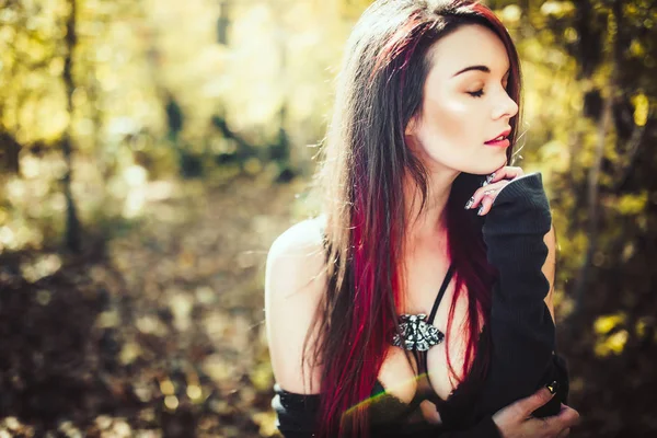 秋の公園で赤い髪の若い女性の肖像 — ストック写真
