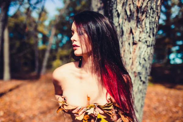 屋外ランジェリーで赤い髪の若い女性の肖像 — ストック写真