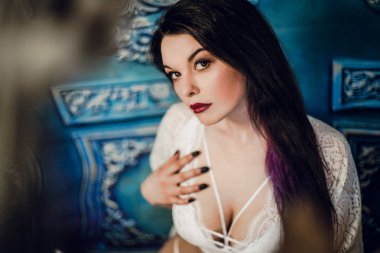 Genç ve güzel kadın beyaz iç çamaşırlarıyla poz 