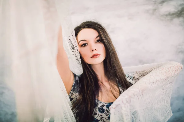 Retrato Mujer Joven Hermosa Posando Vestido Azul — Foto de Stock