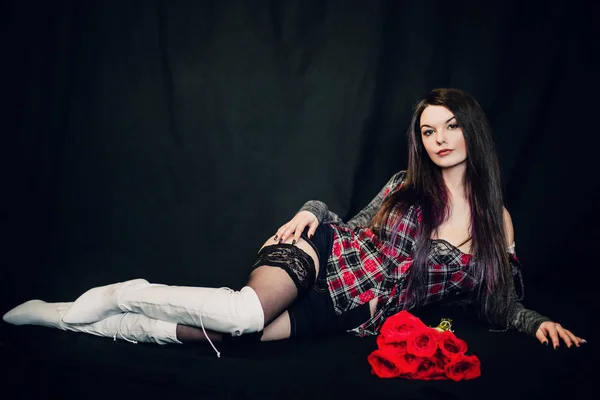 Молодая Красивая Женщина Позирует Красными Розами Черном Фоне — стоковое фото