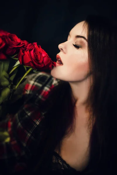 Молода Красива Жінка Позує Червоними Трояндами Чорному Тлі — стокове фото