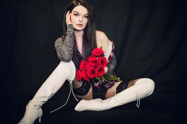 Jovem Bela Mulher Posando Com Rosas Vermelhas Contra Fundo Preto — Fotografia de Stock