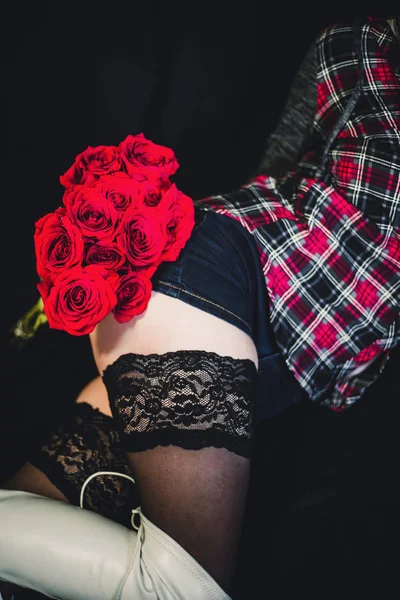 Giovane Bella Donna Posa Con Rose Rosse Sullo Sfondo Nero — Foto Stock